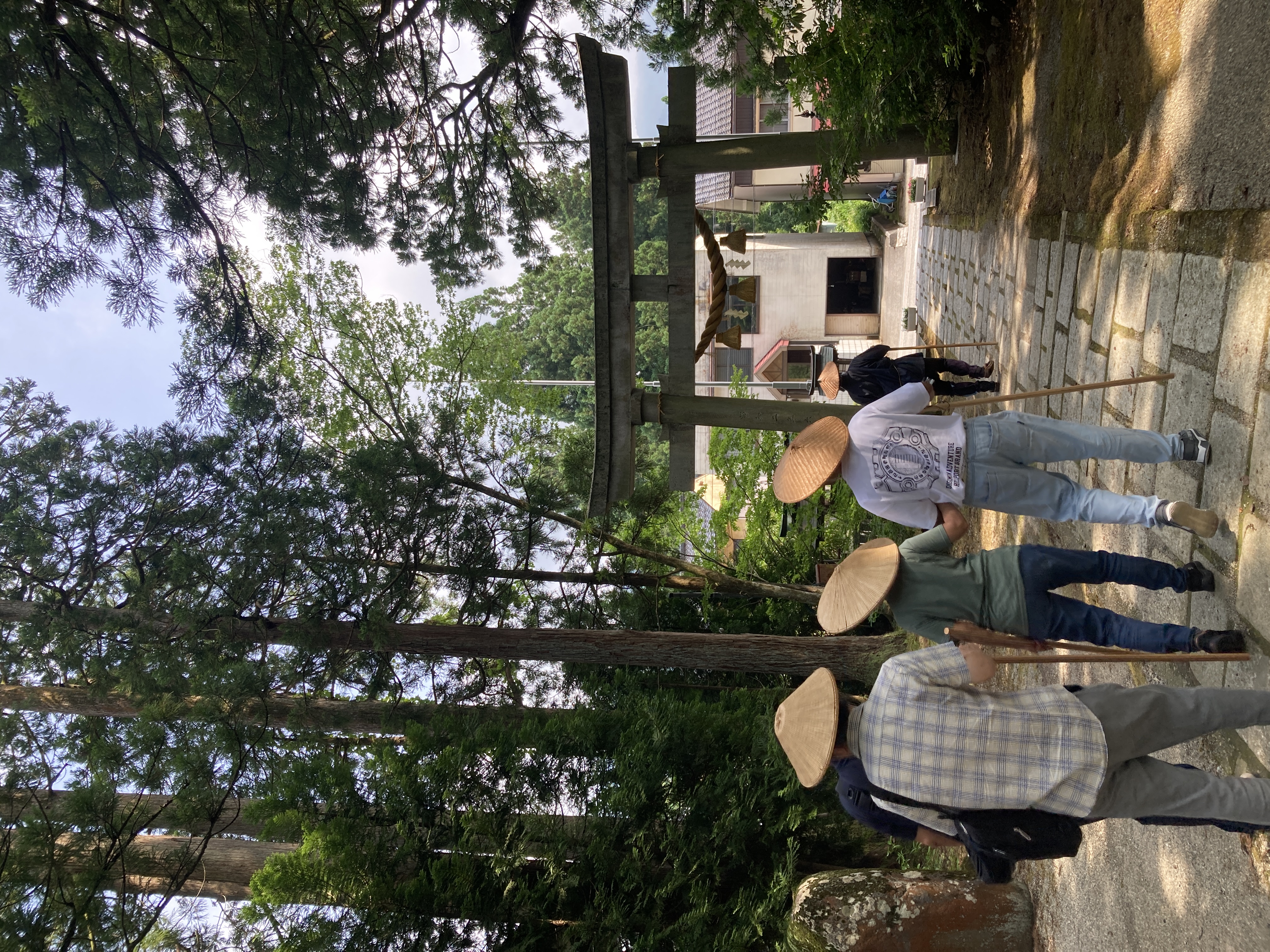 立山信仰ツアーで樹齢４００年の木のある神社を歩く